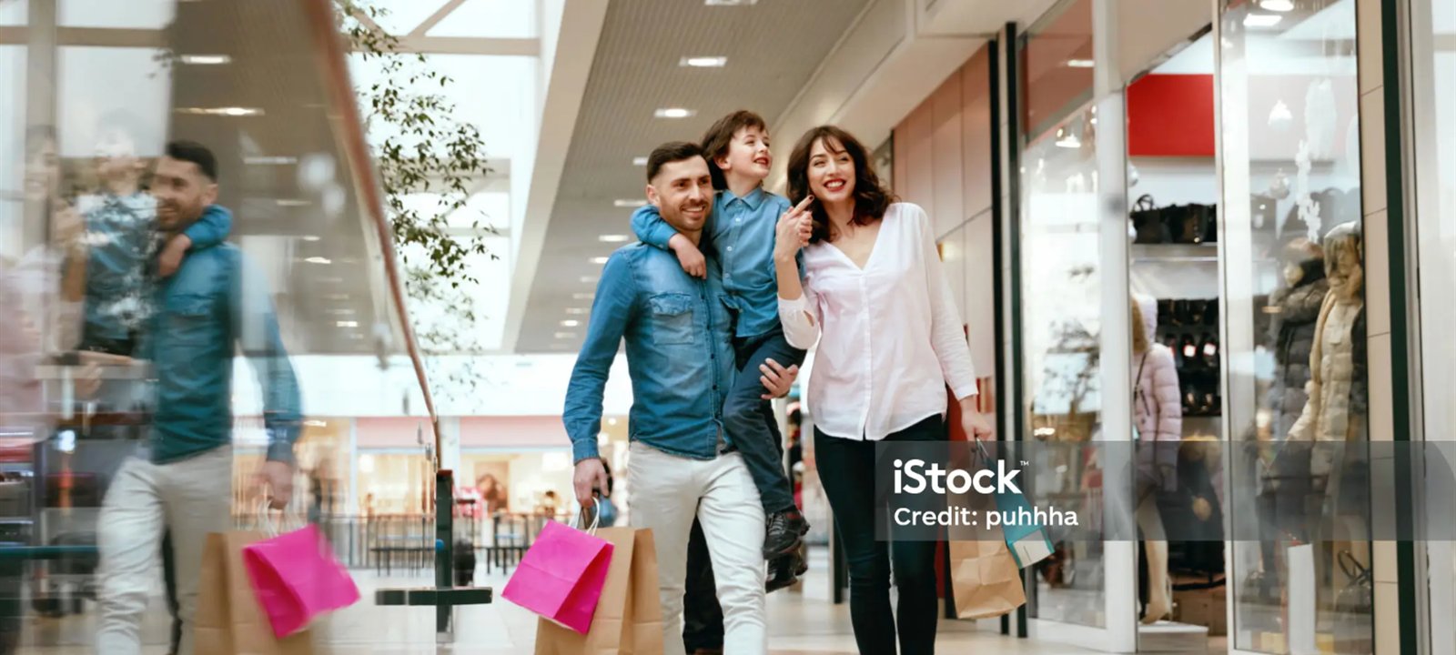 Посетители торгового центра на главном баннере
