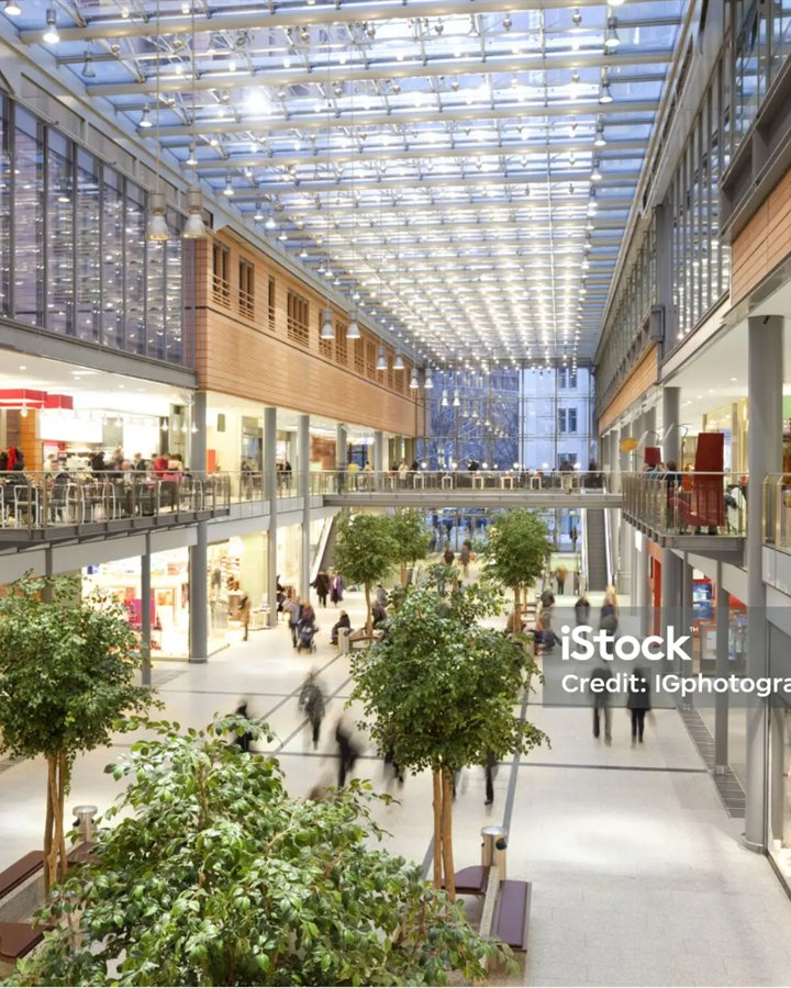 Интерьер торгового центра с магазинами