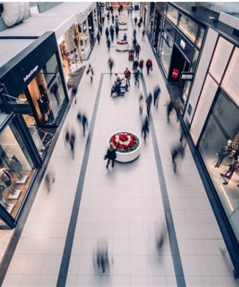 Покупатели изучают акции в торговом центре