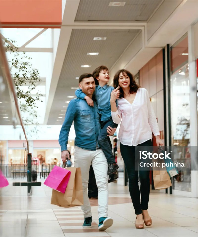 Семейные покупки в торговом центре