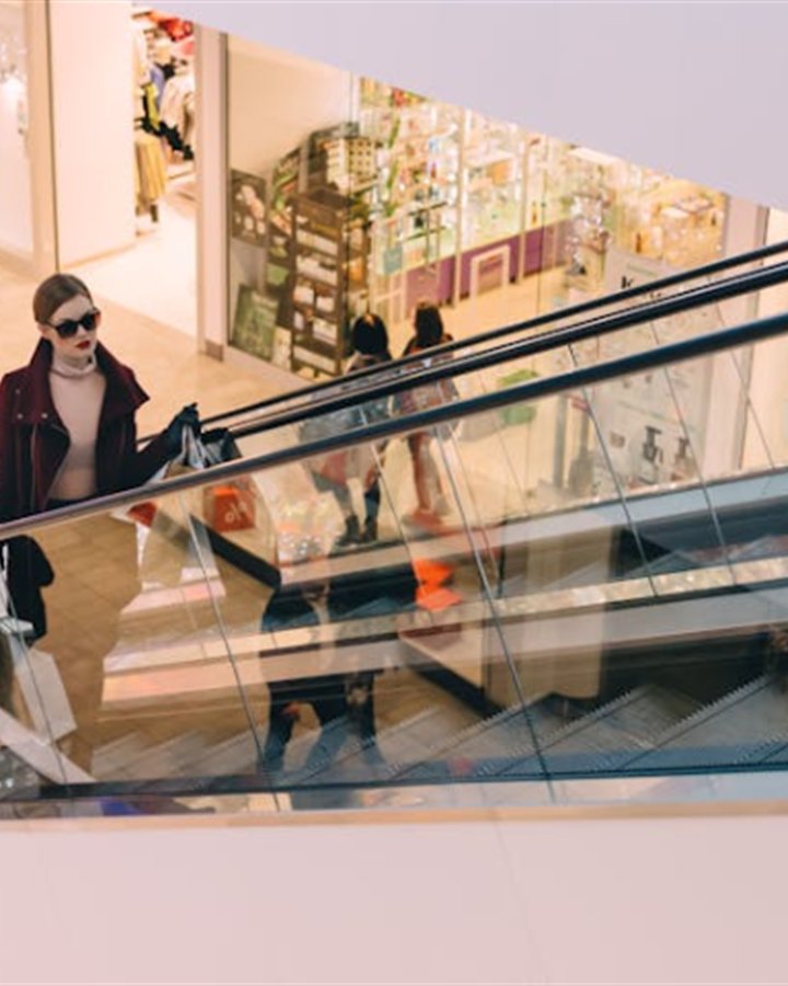 Посетители и навигация внутри торгового центра